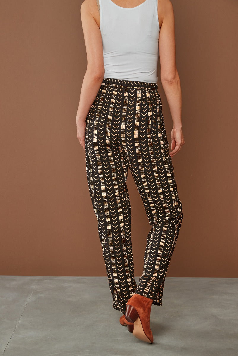 Lily Ella Collection women's black and beige patterned palazzo pants with white tank top and rust-colored suede heels fashion outfit